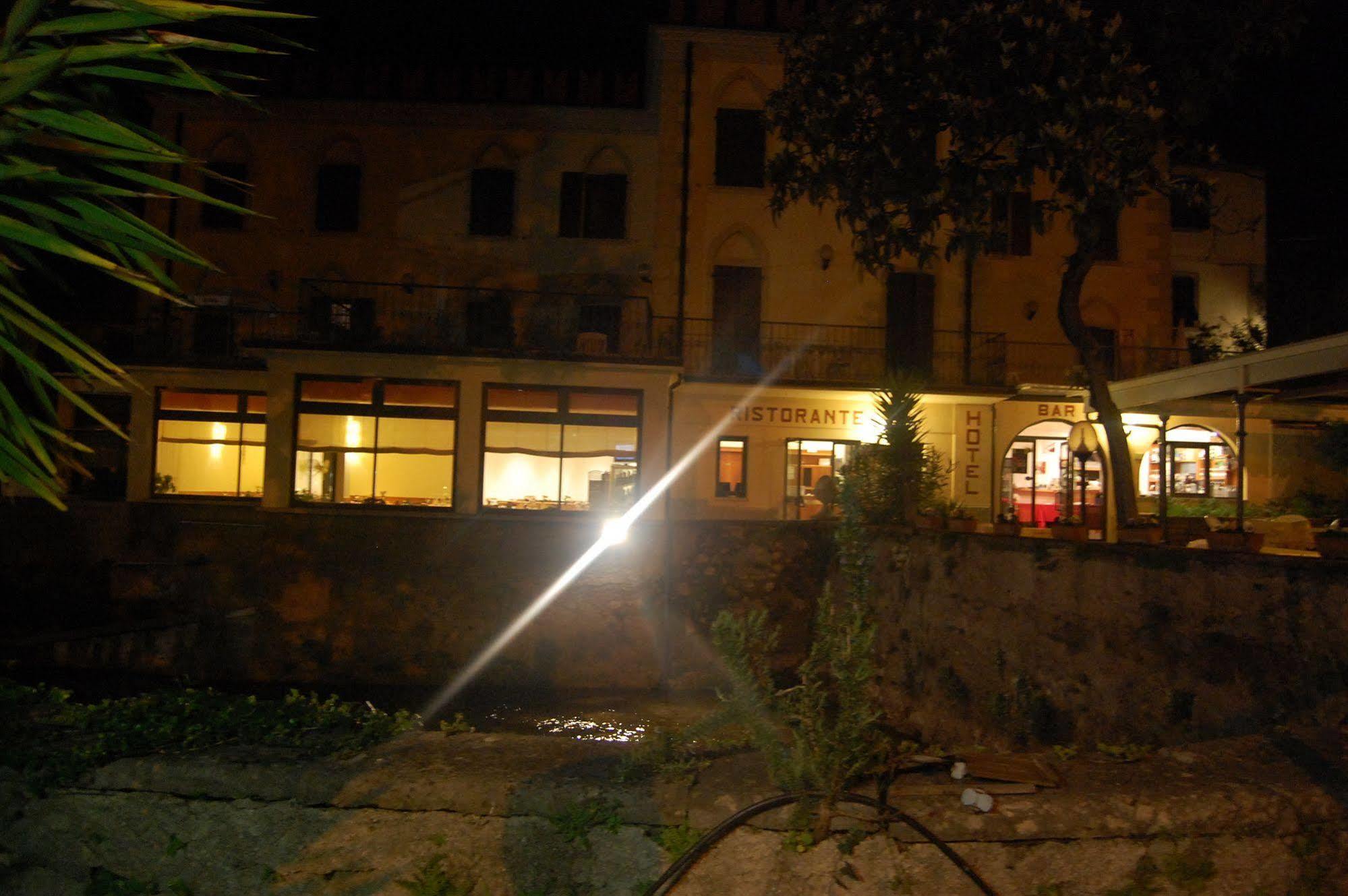 Hotel E Ristorante Cassone มัลเชซิเน ภายนอก รูปภาพ